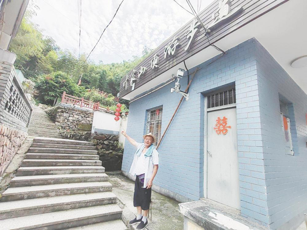 76歲的葉榮水老人向記者講述事發經過。.jpg